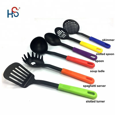 Apparecchi da cucina in nylon sostenibili per utensili da cucina domestici non appiccicosi in qualsiasi colore