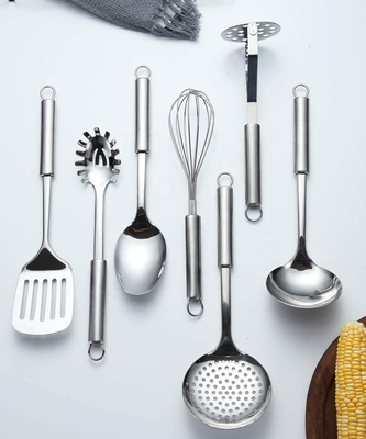 Set di utensili da cucina in acciaio inossidabile a 7 pezzi sostenibile per specifiche ODM o OEM