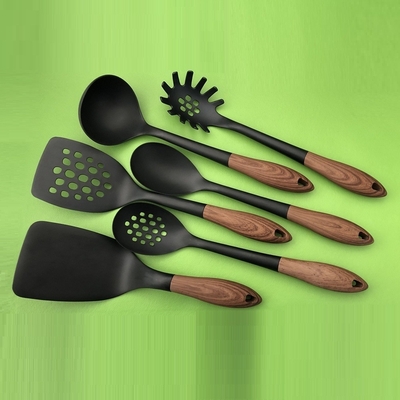 Set di utensili da forno in nylon colorati da 6 pezzi con maniglie di legno e antiaderenti per cucinare