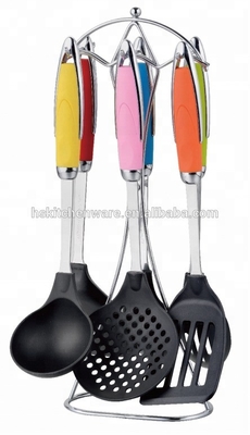 Gli utensili di nylon gli strumenti essenziali per le vostre cucine