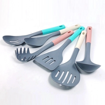 7 pezzi di utensili da cucina in nylon in colore nero e legno per qualsiasi combinazione di colori