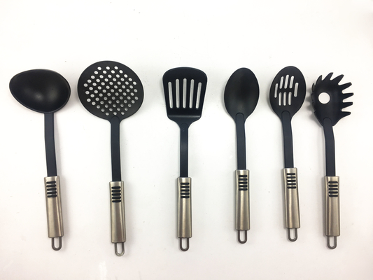 Apparecchi da cucina con rivestimento antiaderente e resistenza alle alte temperature