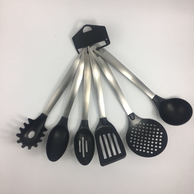 Set di utensili da cucina antiaderenti per un'esperienza di cottura sostenibile e flessibile