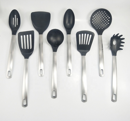 Set di utensili da cucina antiaderenti per un'esperienza di cottura sostenibile e flessibile