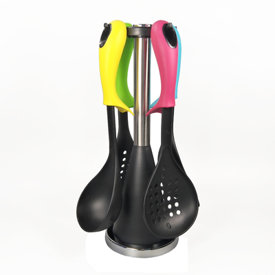 Set di utensili da cucina in nylon compatto e sostenibile per un'esperienza di cottura ecologica