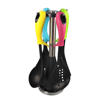 Set di utensili da cucina in nylon compatto e sostenibile per un'esperienza di cottura ecologica