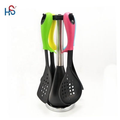 Set di utensili da cucina in nylon compatto e sostenibile per un'esperienza di cottura ecologica