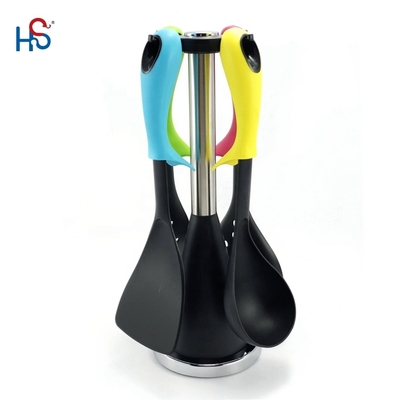 Set di utensili da cucina in nylon compatto e sostenibile per un'esperienza di cottura ecologica