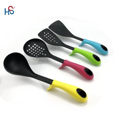 Set di utensili da cucina in nylon compatto e sostenibile per un'esperienza di cottura ecologica