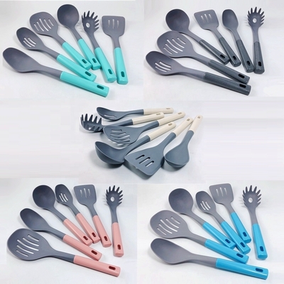 Set di utensili a 7 pezzi con maniglia di legno e foro pendente resistenti al calore fino a 240 °C