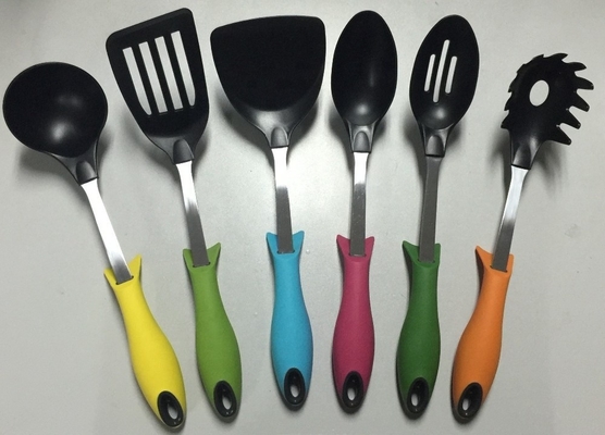 Crea la cucina dei tuoi sogni con il set di utensili in nylon a 7 pezzi resistente al calore e versatile