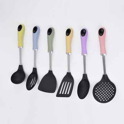 Apparecchi da cucina con utensili da cucina antiaderenti e maniglia in acciaio inossidabile