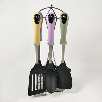 Apparecchi da cucina con utensili da cucina antiaderenti e maniglia in acciaio inossidabile