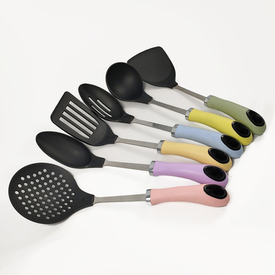 Apparecchi da cucina con utensili da cucina antiaderenti e maniglia in acciaio inossidabile