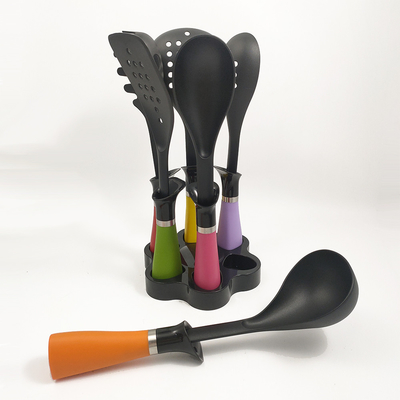 Apparecchi da cucina antiaderenti con maniglie colorate in nylon66 e logo stampato in seta